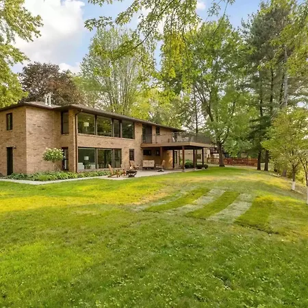 Bassett Creek Retreat Villa